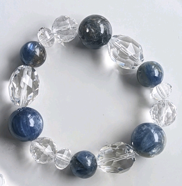 ✨進化への架け橋となるクリスタル✨カイヤナイト（無染色）&クリアクォーツのブレスレット✨