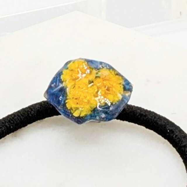 ブルー螺鈿黄色の花のヘアゴム