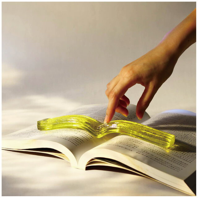 本の為のガラスのぺーパーウェイト　「ゆうはり -融玻璃-」　（yellow）