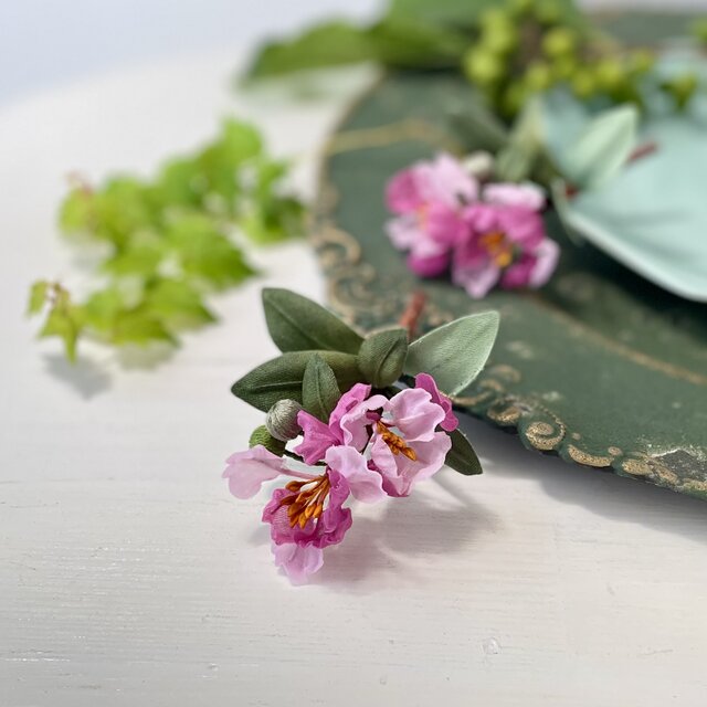 布花　ふわっと花びらがかわいい、百日紅（さるすべり）のブローチ