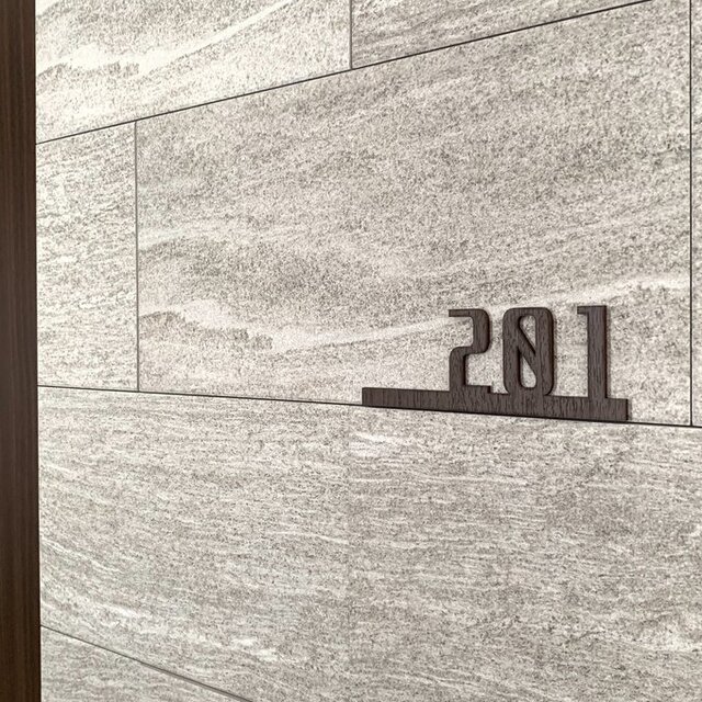 【送料無料】ルームナンバーサイン木目調カラー部屋番号プレート ドアプレート 扉番号 ホテル ハウス番号 表札 標札