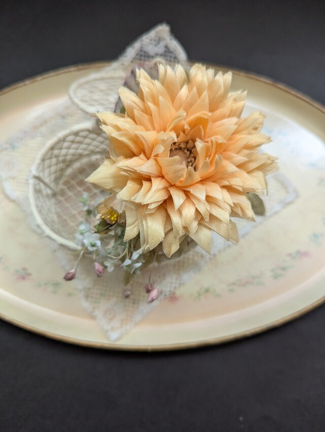 コサージュ ガーベラと野の花たち（マリーゴールド色）A97