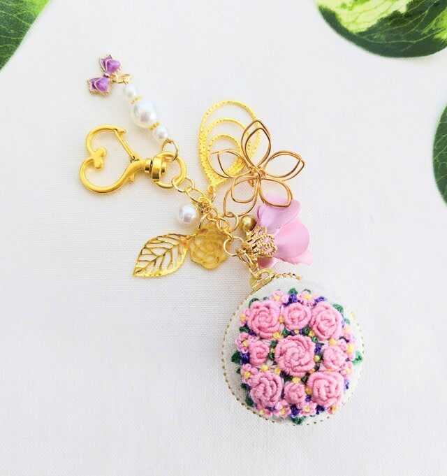 ピンクの薔薇刺繍のマカロン＆キーホルダー