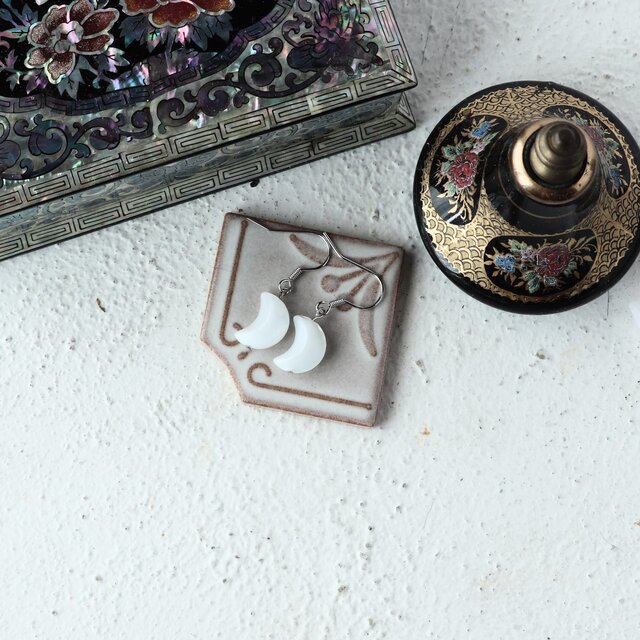 チェコガラスビーズ　ささやかなきらめきの三日月のピアス　ホワイト