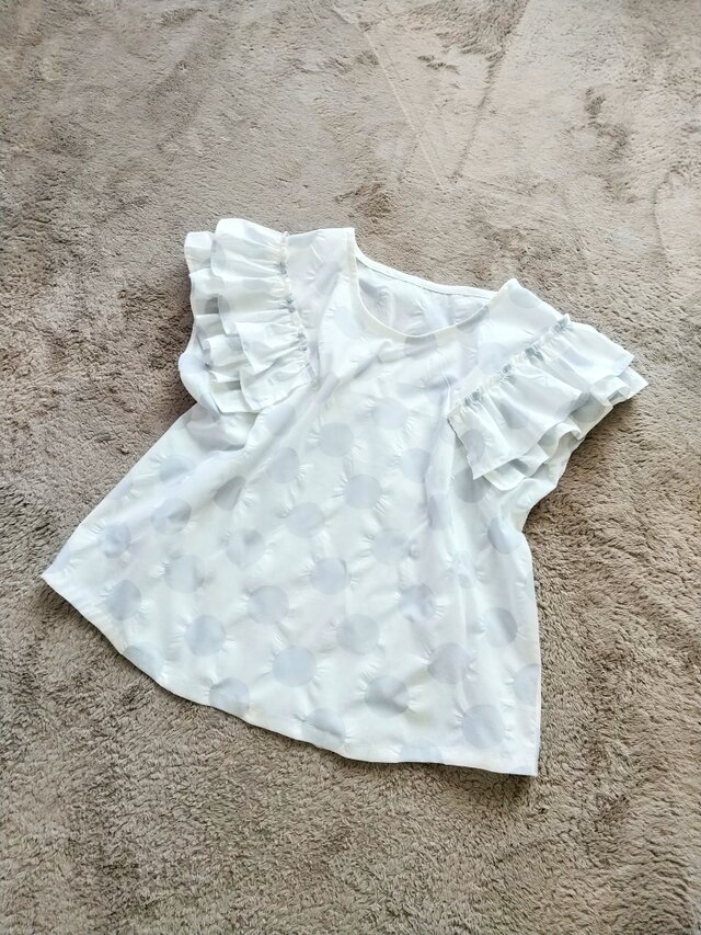 お盆セール！ふわふわドットのフリルブラウス