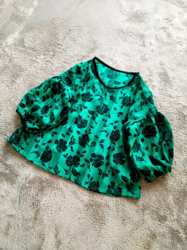 上質コットングリーンフワラー柄のパフスリーブブラウス