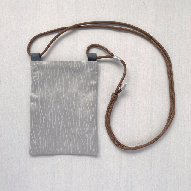 【1点もの】着物地のミニサコッシュ -絹着物 シルバーに立涌 & 木綿 紫チェック（ヴィンテージ） CRB641