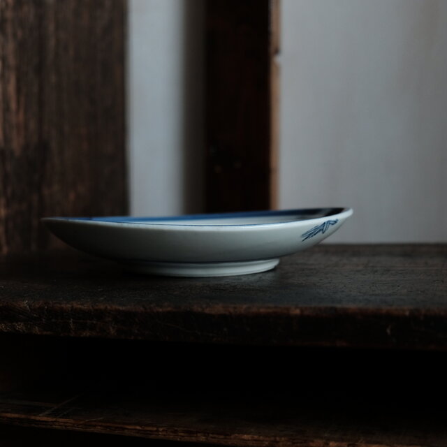 鍋の具材を盛り付けたくなる◇山水楼閣風景の絵。瀬戸焼 染付中皿 骨董