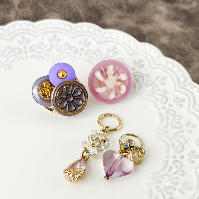 個性的なお花模様のボタンのイヤリング ピアス ボタンアクセサリー
