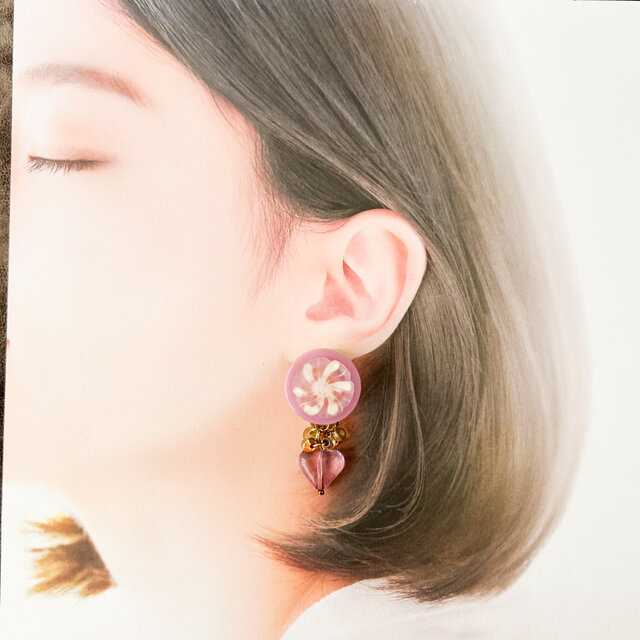 個性的なお花模様のボタンのイヤリング ピアス ボタンアクセサリー