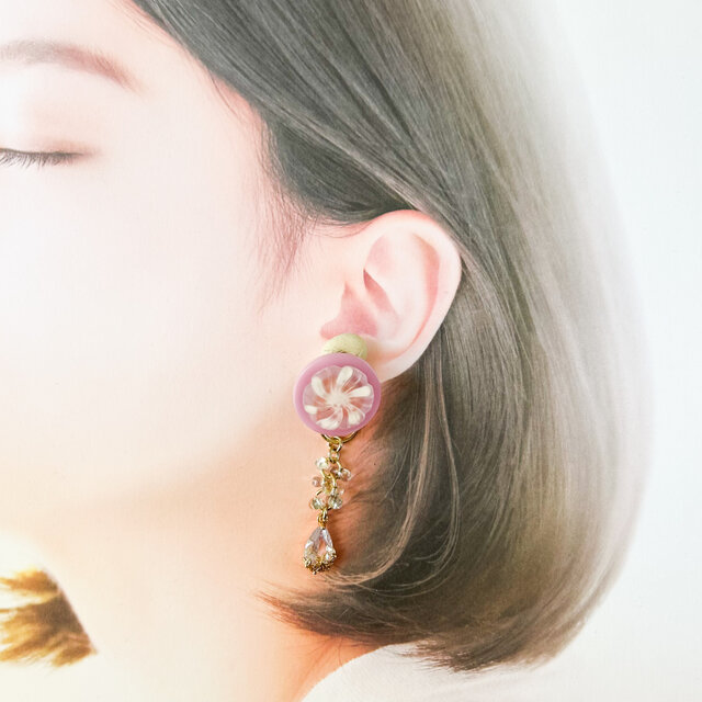個性的なお花模様のボタンのイヤリング ピアス ボタンアクセサリー