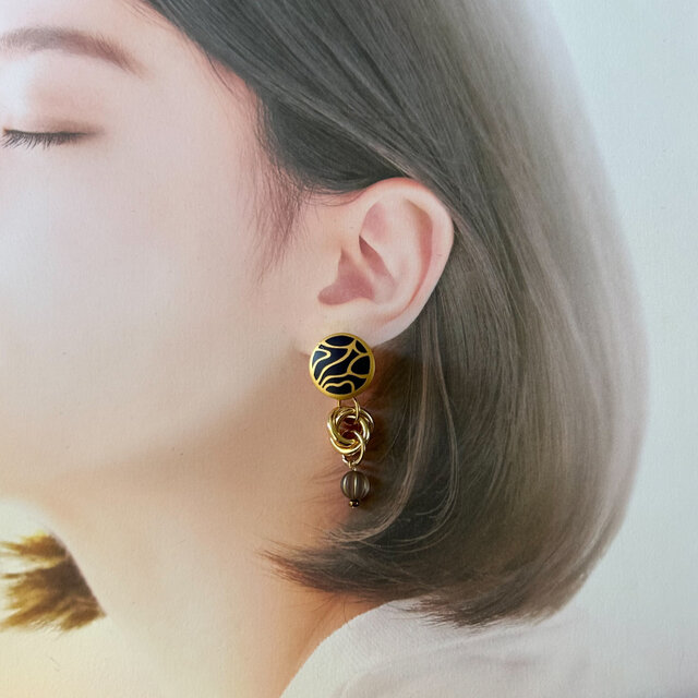 個性的な模様のボタンのイヤリング ピアス ボタンアクセサリー 2WAY