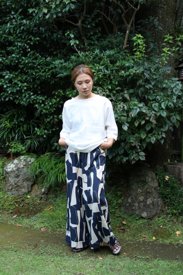 北欧風柄 コットンリネンの紺ワイドフレアパンツ