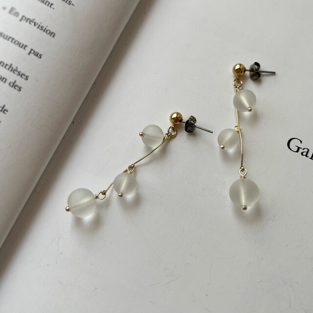 SALE! フロスト ガラス ビーズ チタン ピアス （ イヤリング変更可 ）