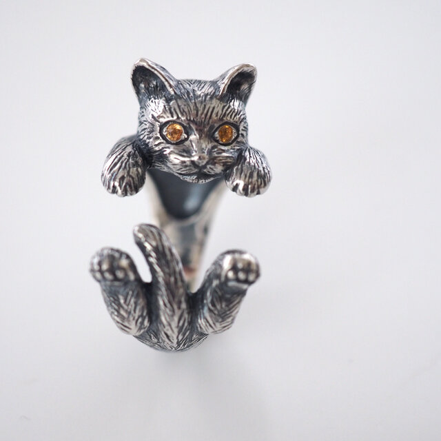 指に巻きつく猫リング ラテュ イエローサファイアの瞳