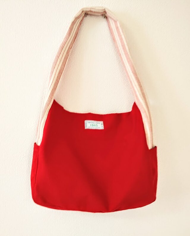 元気の出る赤いショルダーバッグ