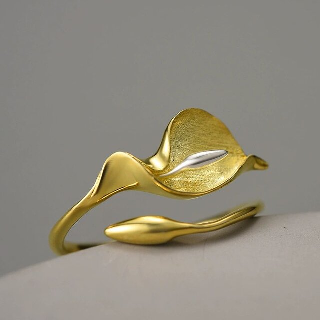 オランダカイウのリング- 指先にエレガントなアクセントを加える R425