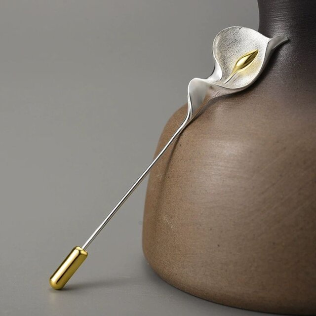 オランダカイウのブローチ - 装いに独特の個性を添える　R427