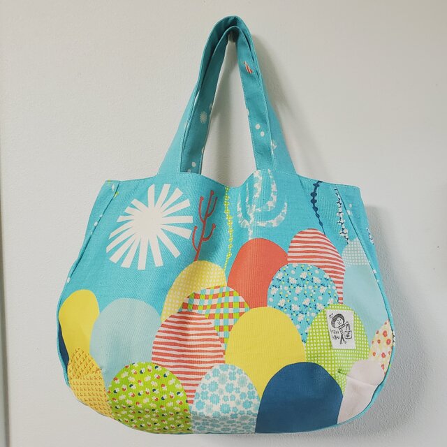 普段使いのマチたっぷりトートバッグ 海の中柄 水色