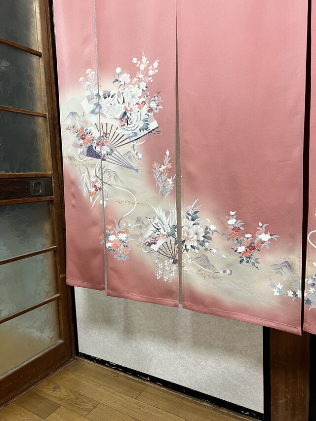 黒留袖〜リメイク暖簾ーシルク素材、扇、ビンテージ、1点物作品！ Yahoo!オークション - 黒留袖 鳳凰 正絹着物 リメイク のれん~暖簾