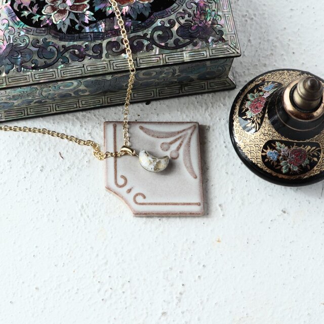 チェコガラスビーズ　ささやかなきらめきの三日月のネックレス　ホワイト＋ゴールド