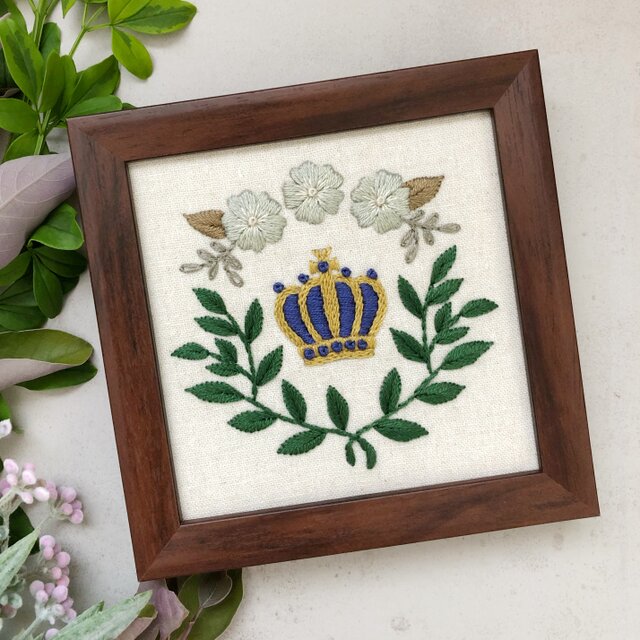 【刺繍キット】王冠の刺繍フレーム -青-
