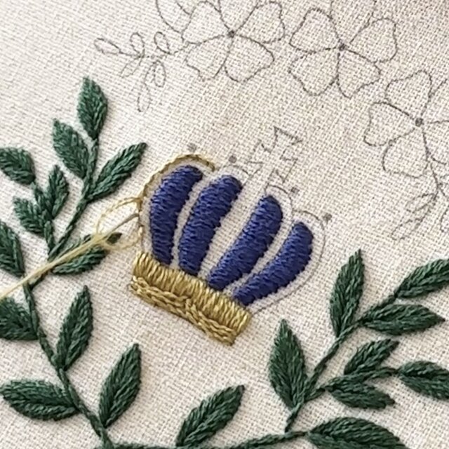 刺繍キット】王冠の刺繍フレーム -青- | iichi 日々の暮らしを心地よく