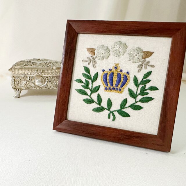 刺繍キット】王冠の刺繍フレーム -青- | iichi 日々の暮らしを心地よく