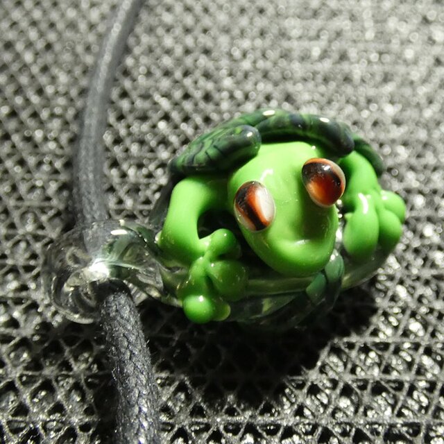 葉っぱの中からゴソゴソ蛙NO.307（ガラス、とんぼ玉、葉っぱ、伝統工芸、一点物）