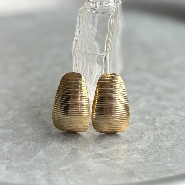 YA136-【 AVON 】エイボン・ヴィンテージイヤリング Finely Textured Oval Shape