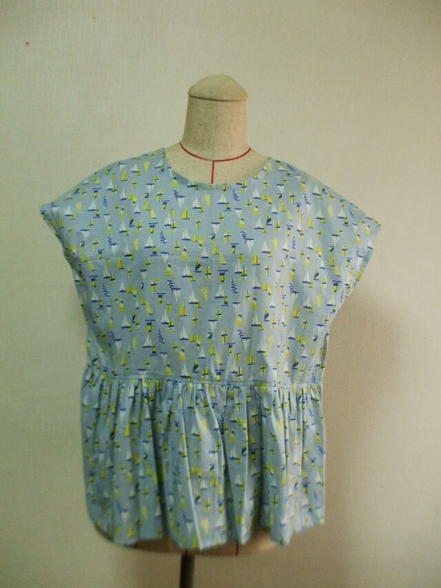 【セール品】薄いグレー地×ヨット柄 ラウンドネックフレンチスリーブ切り替えギャザー入りプルオーバー M~LLサイズ