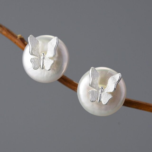 蝶々のピアス - 優雅で繊細なデザインが特徴　P195 蝶々のピアス - 優雅で繊細なデザインが特徴 P195 | iichi 日々