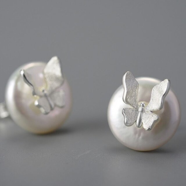 蝶々のピアス - 優雅で繊細なデザインが特徴　P195 蝶々のピアス - 優雅で繊細なデザインが特徴 P195 | iichi 日々