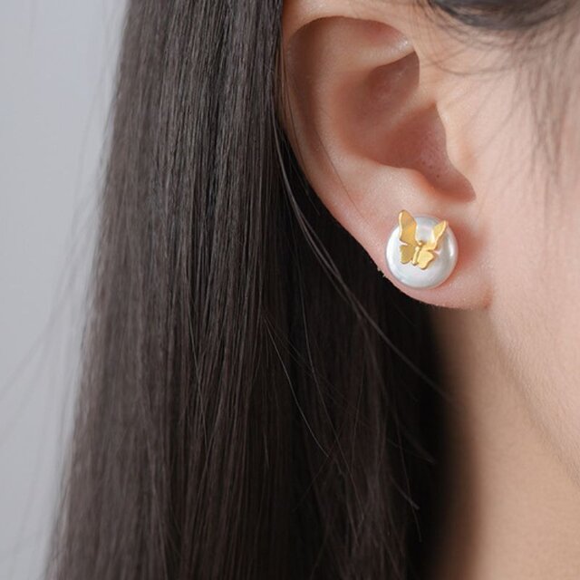 蝶々のピアス - 優雅で繊細なデザインが特徴 P195 | iichi 日々の 