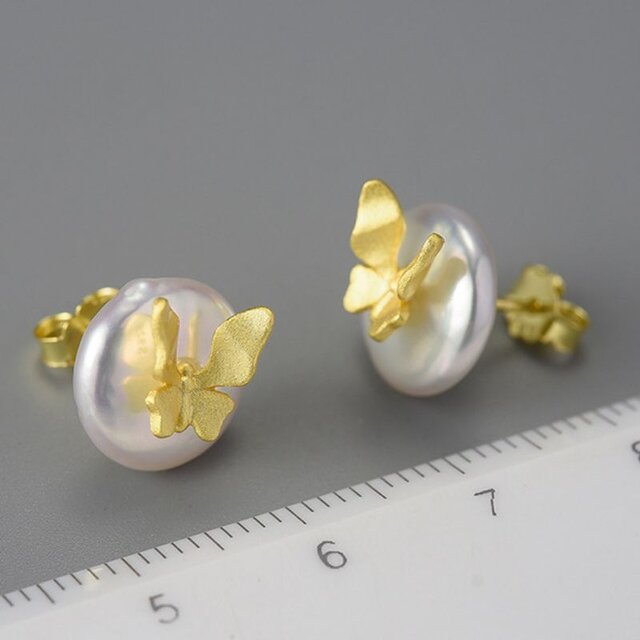 蝶々のピアス - 優雅で繊細なデザインが特徴 P195 | iichi 日々の 