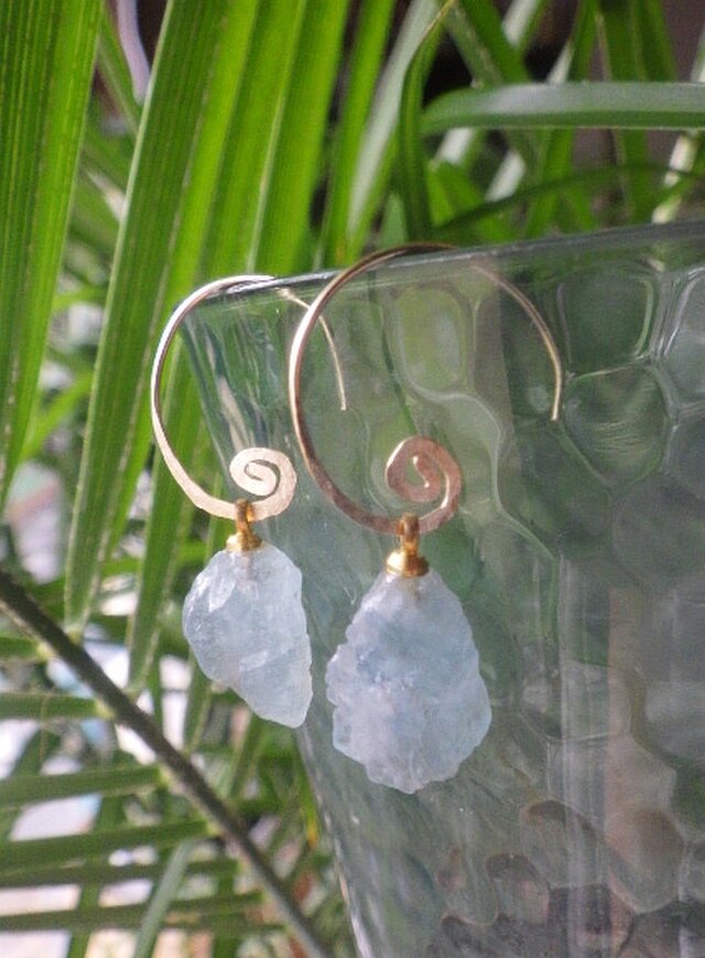 14kgf* Raw Aquamarine アクアマリン原石（L）の渦巻きピアス☆槌目