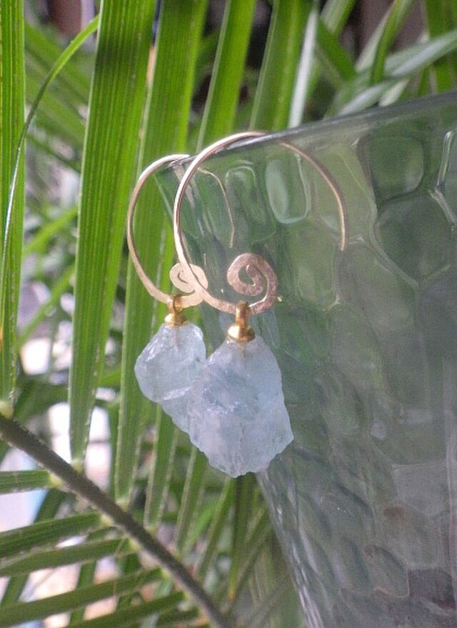 14kgf* Raw Aquamarine アクアマリン原石（L）の渦巻きピアス☆槌目