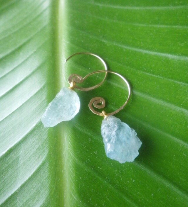 14kgf* Raw Aquamarine アクアマリン原石（L）の渦巻きピアス☆槌目