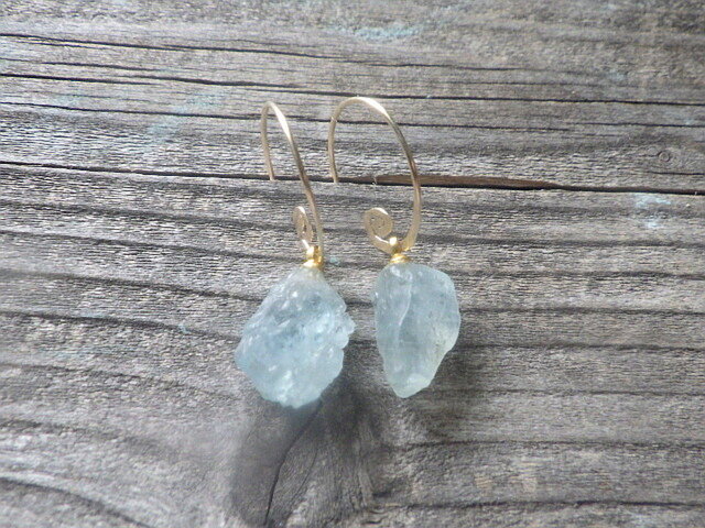 14kgf* Raw Aquamarine アクアマリン原石（L）の渦巻きピアス☆槌目