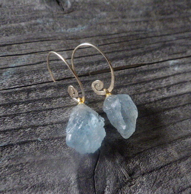 オパール＆アクアマリン✢ピアスチャーム　14kgf 14kgf* Raw Aquamarine アクアマリン原石（L）の渦巻きピアス☆槌目