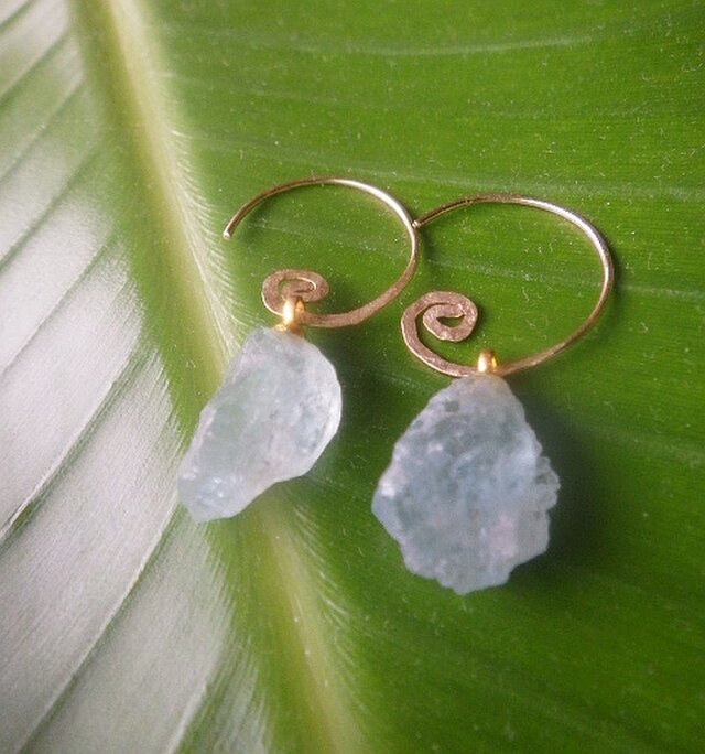 14kgf* Raw Aquamarine アクアマリン原石（L）の渦巻きピアス☆槌目