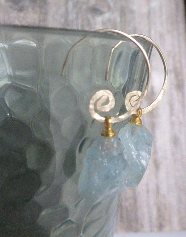 14kgf* Raw Aquamarine アクアマリン原石（L）の渦巻きピアス☆槌目