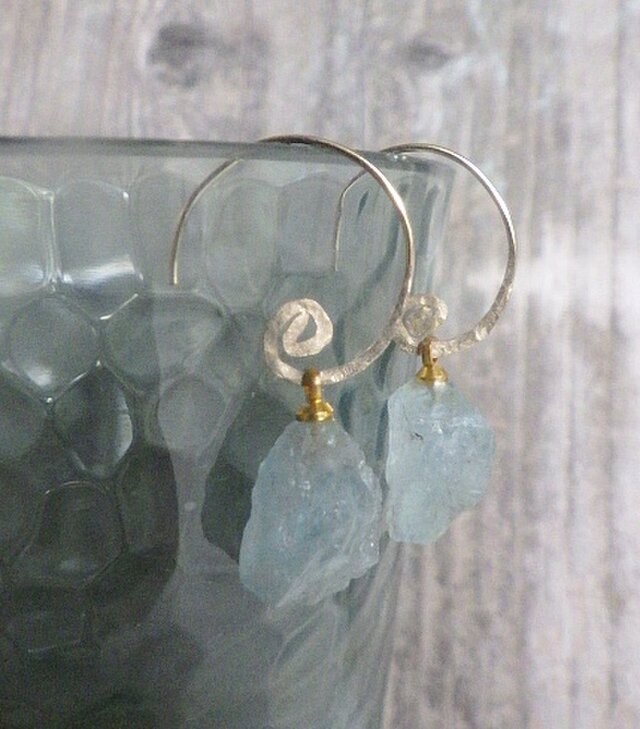 14kgf* Raw Aquamarine アクアマリン原石（L）の渦巻きピアス☆槌目