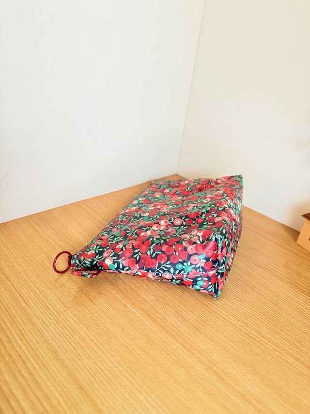 ラミネート大きな隠しマチポーチ Cathスウィーツ柄❤️Handmade ラミネート大きな隠しマチポーチ Cathスウィーツ柄❤️Handmade