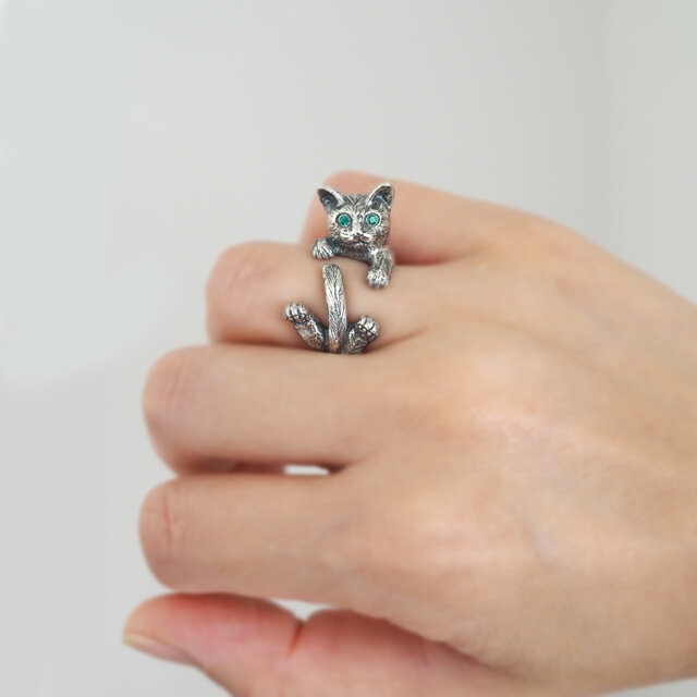 指に巻きつく猫リング グリ エメラルドの瞳のコピー | iichi 日々の