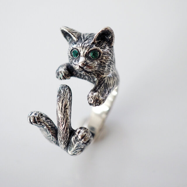 指に巻きつく猫リング グリ エメラルドの瞳のコピー | iichi 日々の