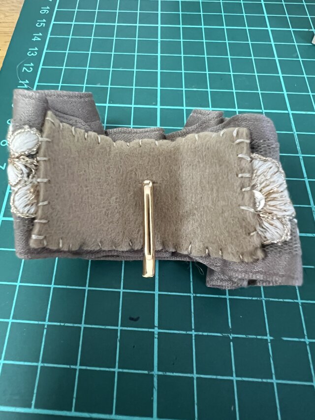 上品で大人っぽい インド刺繍リボンのポニーフック 華やか パーティー