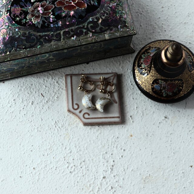 チェコガラスビーズ　ささやかなきらめきの三日月のイヤリング　ホワイト＋ゴールド