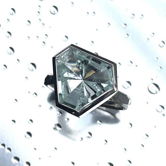 アクアマリン　変形トライアングル　伏せこみ留　シルバーSV925リング