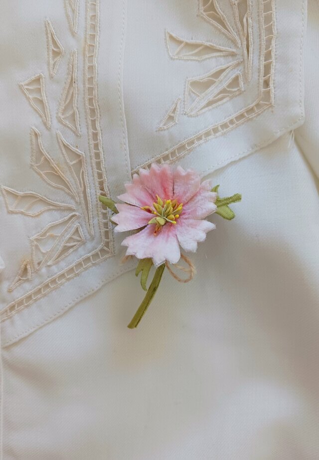 染め布花＊小さなコスモスのブローチ